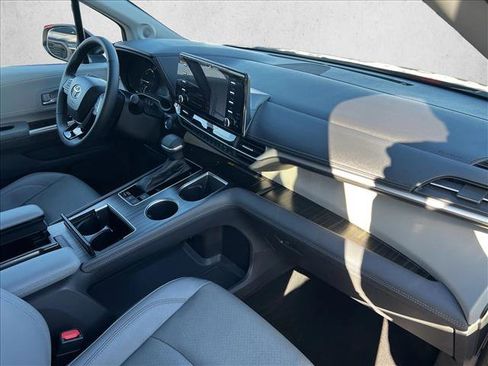 Certified 2022 Toyota Sienna Limited image 23