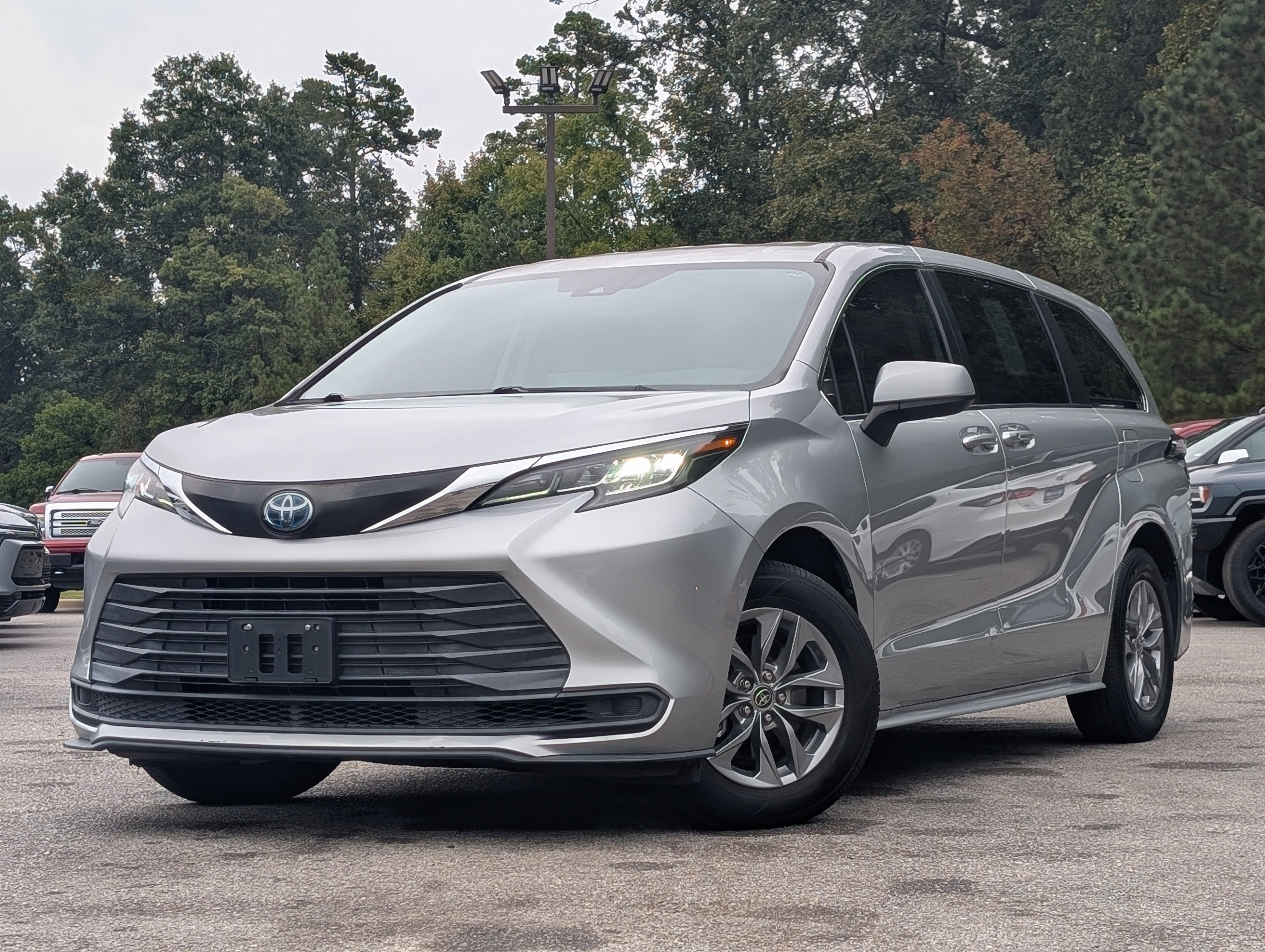 Used 2022 Toyota Sienna LE FWD image 4