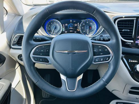 Used 2023 Chrysler Pacifica Touring-L FWD image 16