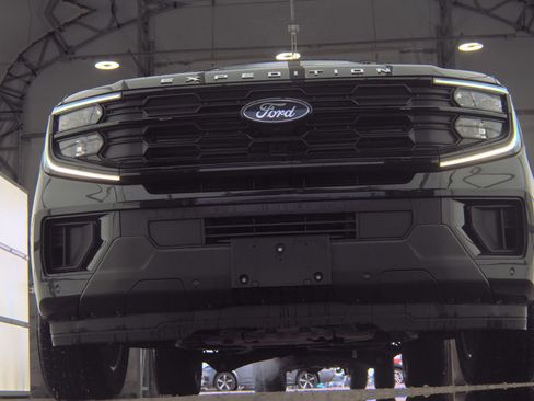 Used 2025 Ford Expedition Active AWD/4WD image 2