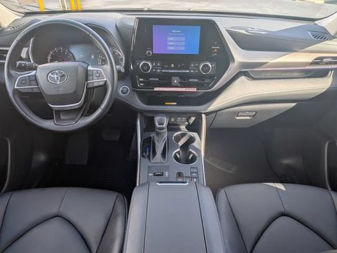 Used 2025 Toyota Highlander XLE FWD image 17