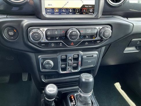 Used 2022 Jeep Wrangler Unlimited Sahara AWD/4WD image 15