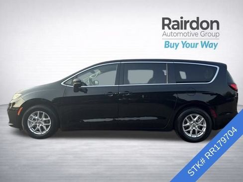 Used 2024 Chrysler Pacifica Touring-L FWD image 4