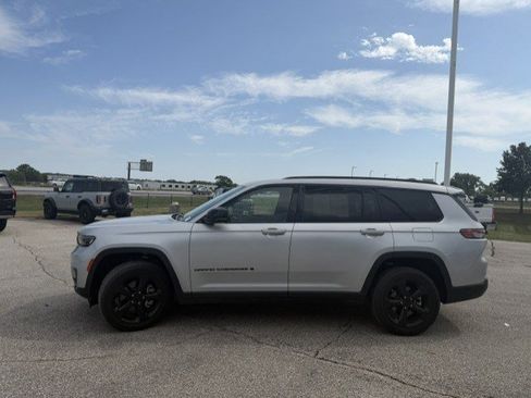 Used 2023 Jeep Grand Cherokee L Laredo AWD/4WD image 6