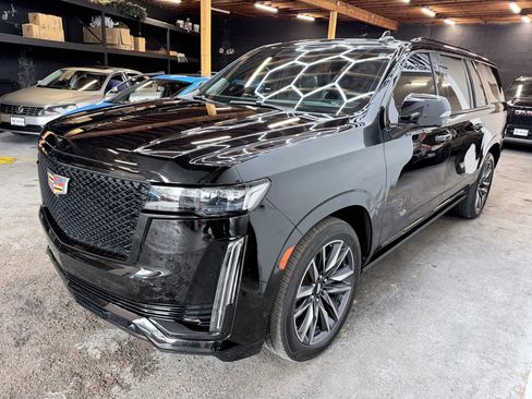 Used 2022 Cadillac Escalade ESV Sport Platinum w/ Heavy-Duty Trailer Package image 4