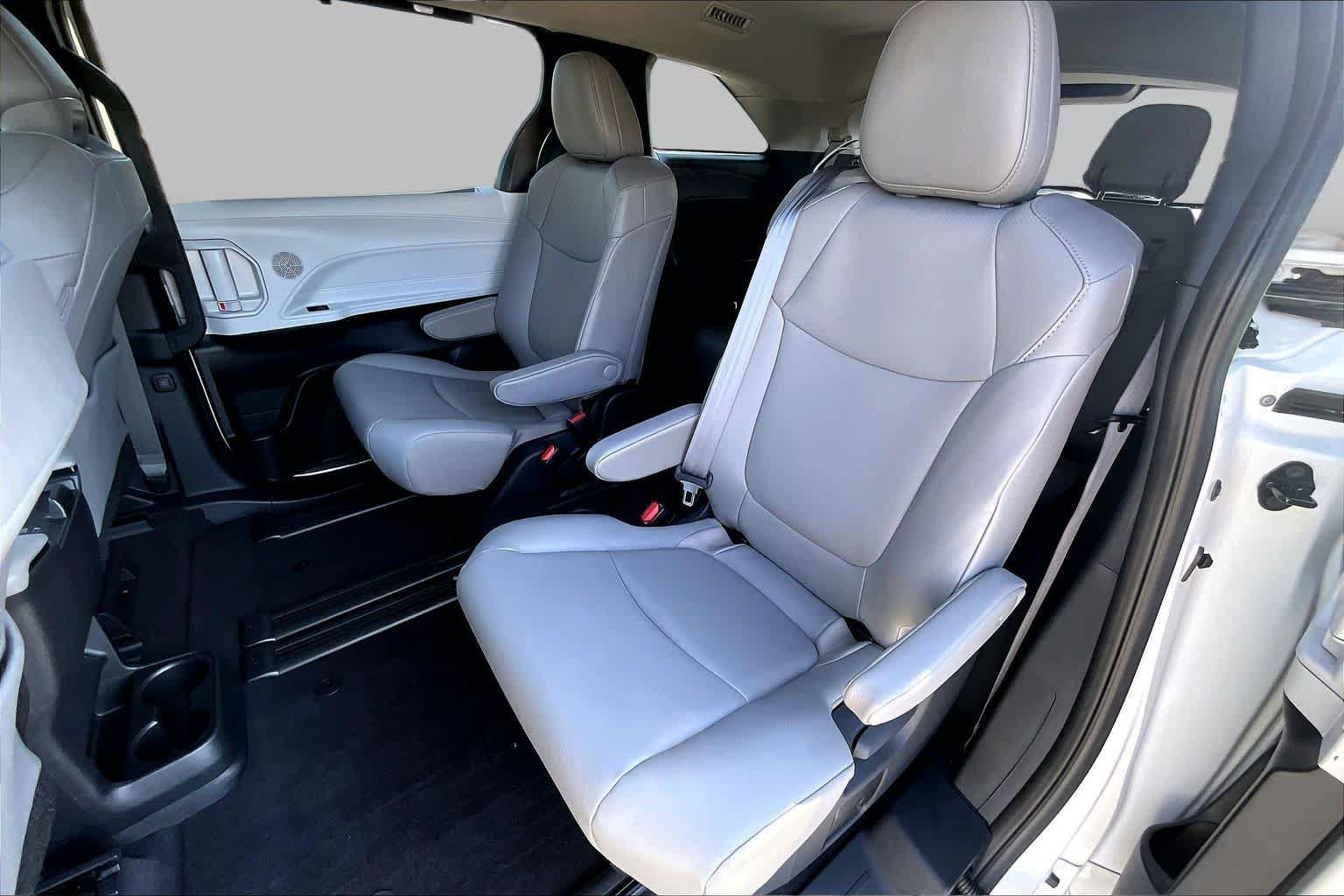 Used 2025 Toyota Sienna XLE FWD image 20