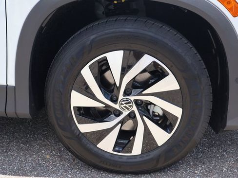 Certified 2025 Volkswagen Tiguan S image 9