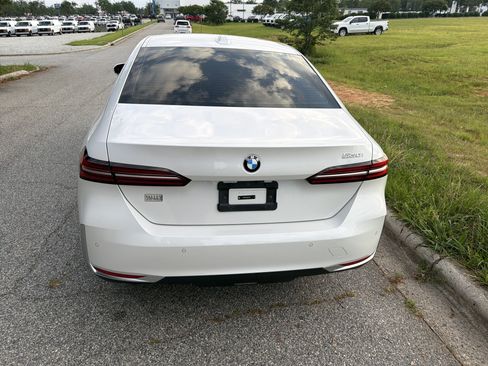 Used 2024 BMW 530i w/ Convenience Package RWD image 9