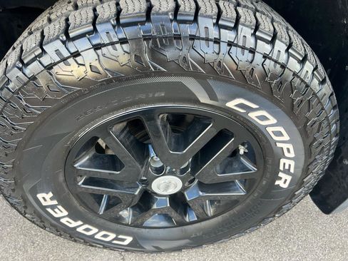 Used 2015 Nissan Frontier SV w/ SV Value Truck Package AWD/4WD image 2