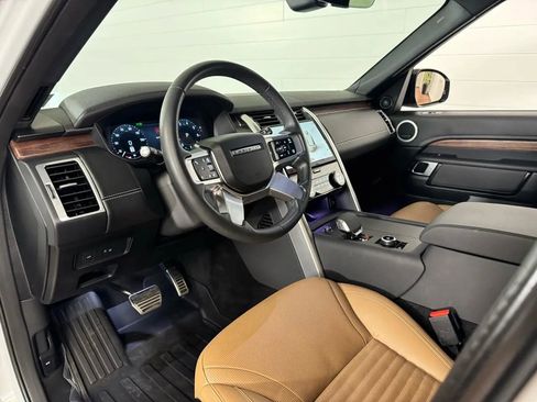 Used 2024 Land Rover Discovery Dynamic SE AWD/4WD image 11