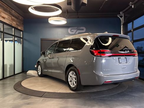 Used 2022 Chrysler Pacifica Touring-L FWD image 5