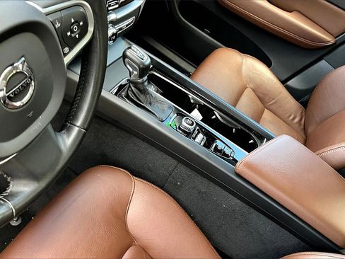 Used 2019 Volvo XC60 T6 Momentum w/ Multimedia Package image 13