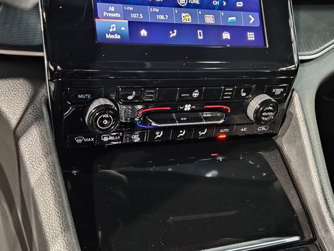 Used 2024 Jeep Grand Cherokee Altitude image 31