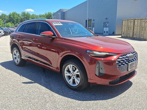 Used 2025 Audi Q5 Premium w/ 19" Wheel Package AWD/4WD image 3