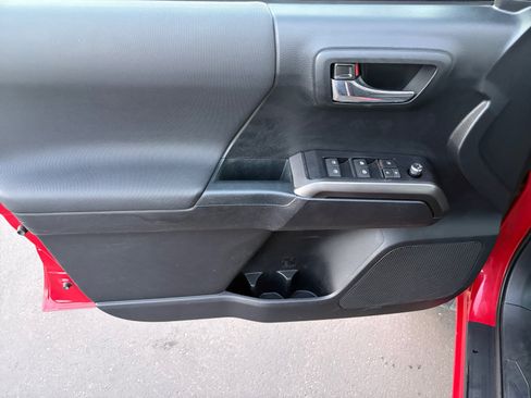 Used 2018 Toyota Tacoma TRD Off-Road w/ Technology Package AWD/4WD image 10