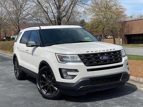 Used 2017 Ford Explorer XLT w/ Equipment Group 202A image 3