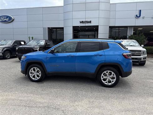 Used 2024 Jeep Compass Latitude AWD/4WD image 2