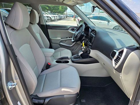Used 2025 Kia Soul LX FWD image 18