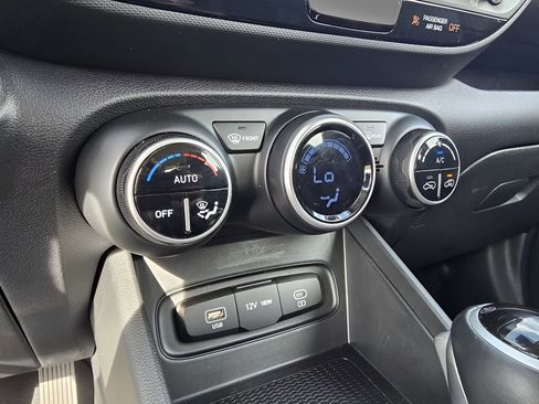 Used 2025 Hyundai Venue SEL image 19