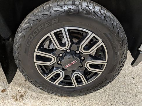 Used 2022 GMC Sierra 2500 AT4 w/ AT4 Premium Plus Package image 16