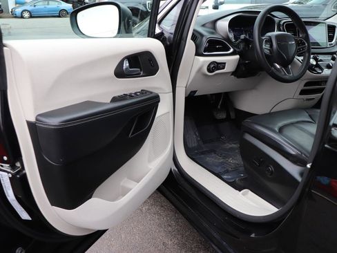 Used 2023 Chrysler Pacifica Touring-L image 10