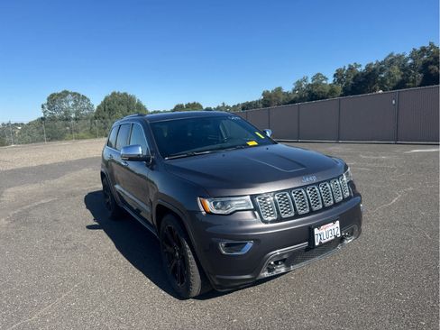 Used 2017 Jeep Grand Cherokee Overland AWD/4WD image 3