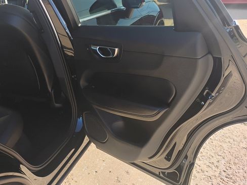 Used 2022 Volvo XC60 B5 Momentum image 21