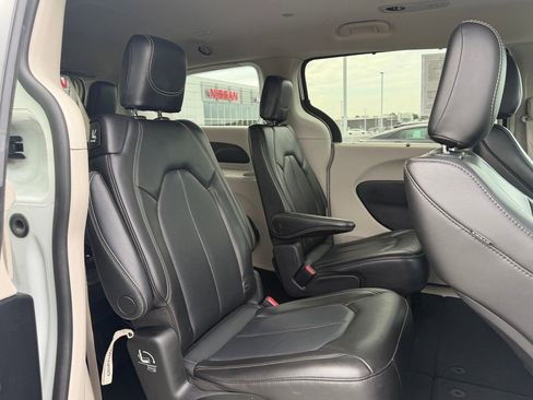 Used 2023 Chrysler Pacifica Touring-L FWD image 18