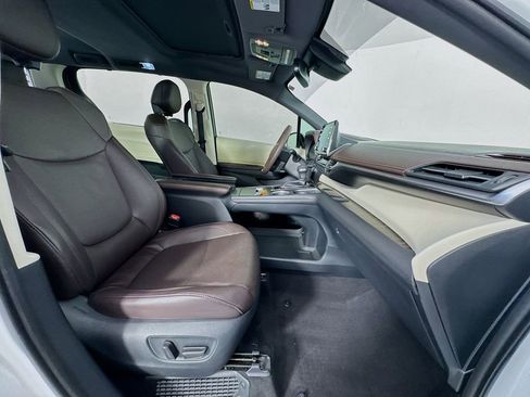 Used 2022 Toyota Sienna Platinum image 34