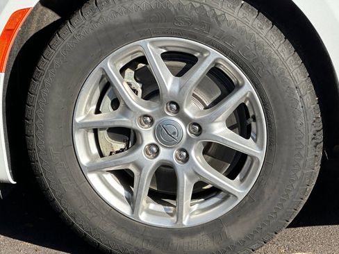 Used 2024 Chrysler Pacifica Touring-L image 32