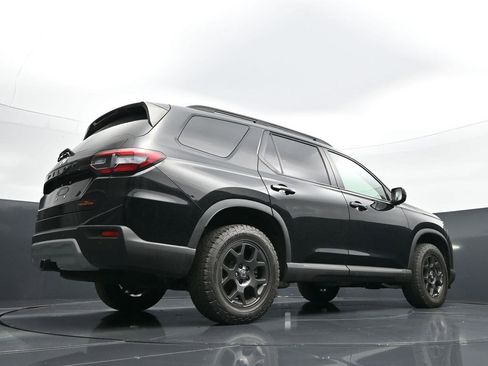 Used 2025 Honda Pilot TrailSport image 32