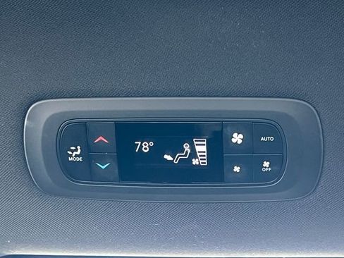 Used 2025 Chrysler Pacifica Select image 35