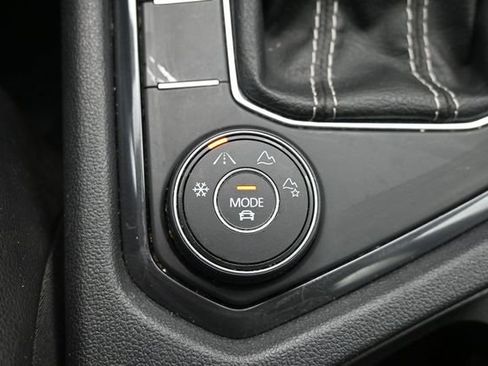 Used 2022 Volkswagen Tiguan SE AWD/4WD image 30