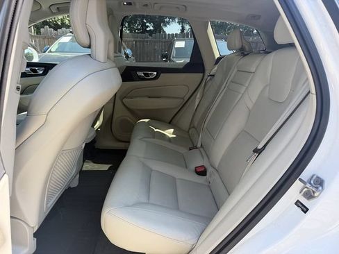 Used 2018 Volvo XC60 T5 Momentum w/ Convenience Package AWD/4WD image 11