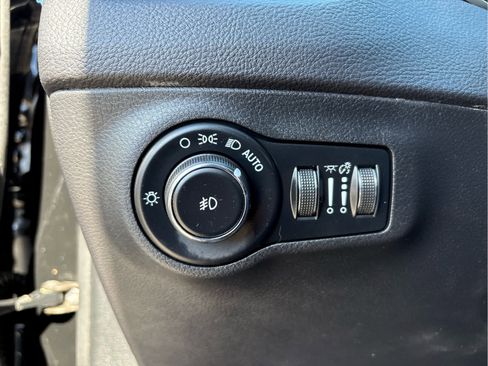 Used 2018 Jeep Compass Limited image 27