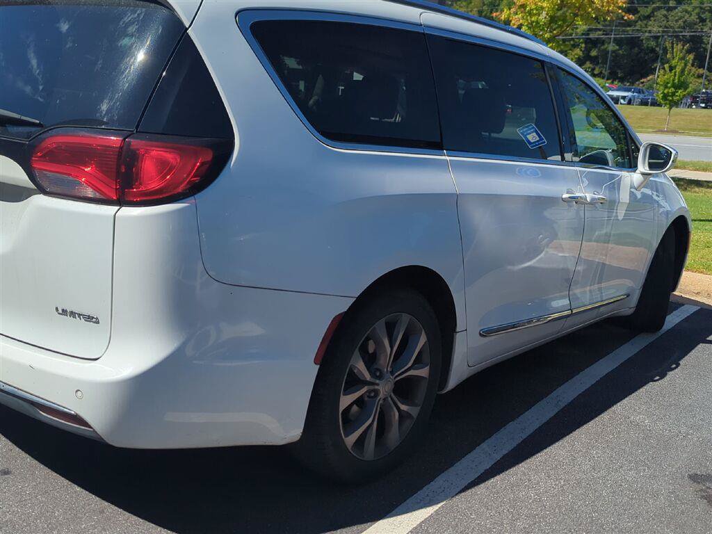 Used 2017 Chrysler Pacifica Limited FWD image 3