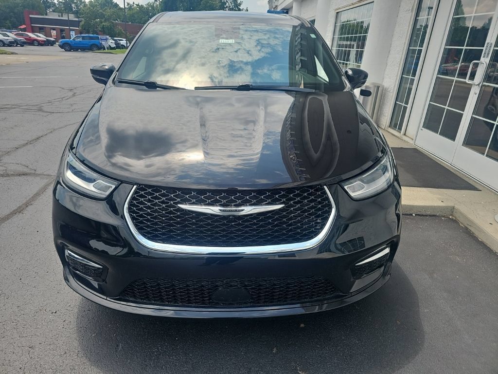 Used 2025 Chrysler Pacifica Select FWD image 3