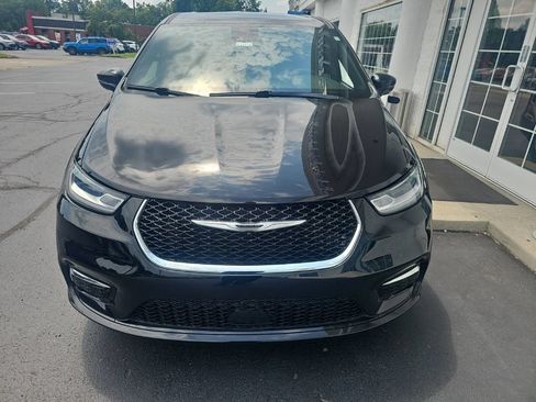 Used 2025 Chrysler Pacifica Select FWD image 3