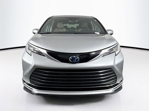 Certified 2023 Toyota Sienna Limited image 3