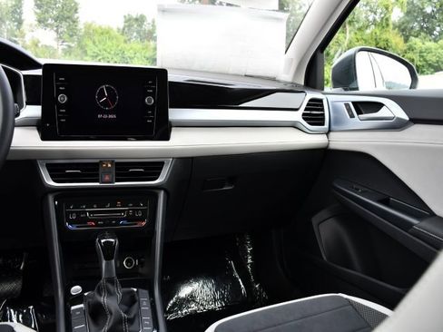 New 2025 Volkswagen Taos SE image 21