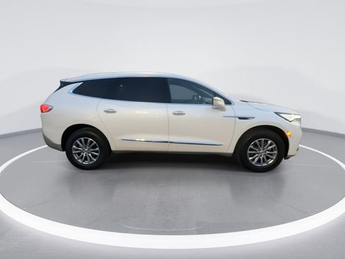 Used 2023 Buick Enclave Essence image 9
