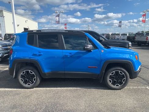 Used 2015 Jeep Renegade Trailhawk AWD/4WD image 2
