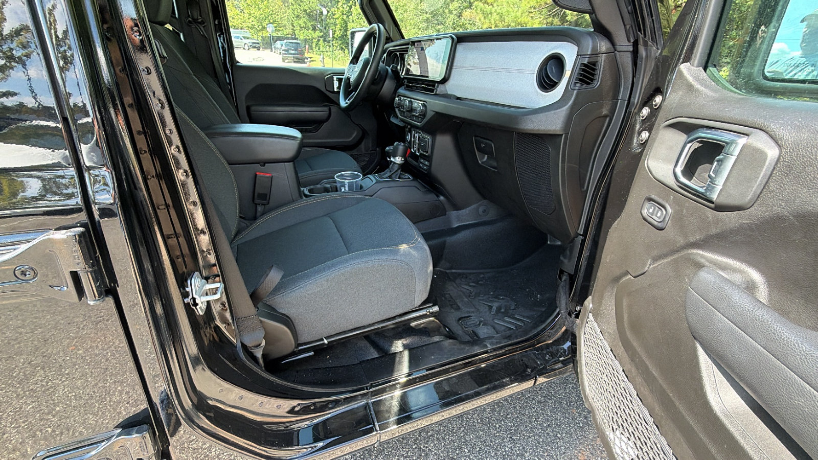 Used 2025 Jeep Wrangler Unlimited Sport AWD/4WD image 19
