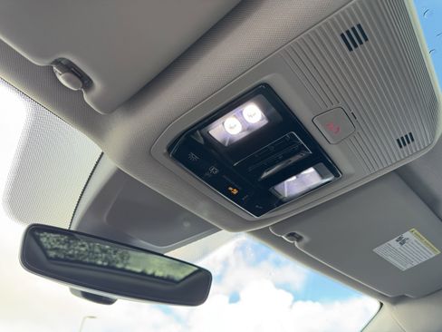 Used 2025 Volkswagen Atlas SE image 31