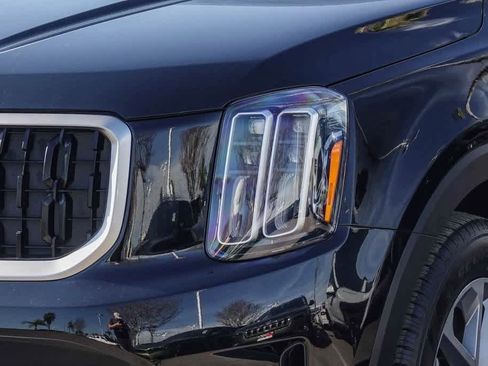 Certified 2025 Kia Telluride LX image 8