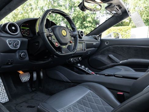 Used 2015 Ferrari California T image 6