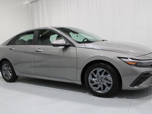 Used 2024 Hyundai Elantra SEL FWD image 4