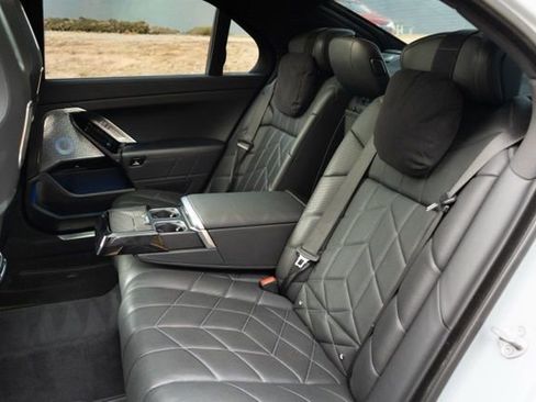 Used 2023 BMW 760i xDrive w/ Executive Package image 32