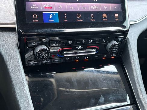 Used 2023 Jeep Grand Cherokee Limited w/ Luxury Tech Group II image 22