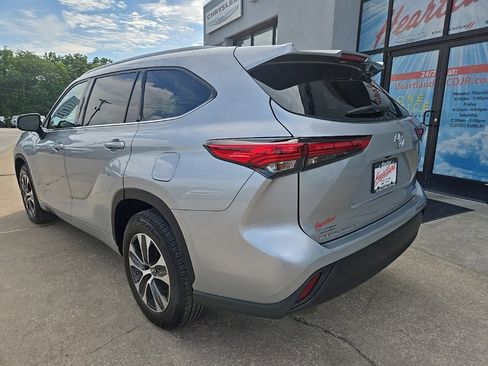 Used 2022 Toyota Highlander XLE image 12